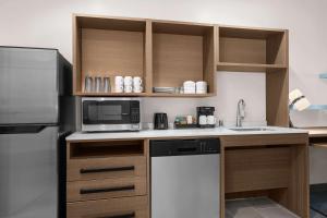 Home2 Suites By Hilton Eureka的厨房或小厨房