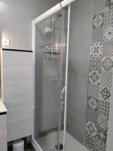 Bilik mandi di Grand appartement 3 pièces, terrasse au sud et mer à 80m