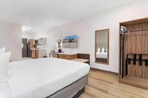 Postel nebo postele na pokoji v ubytování Hawthorn Extended Stay by Wyndham Port Arthur