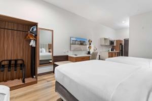 Postel nebo postele na pokoji v ubytování Hawthorn Extended Stay by Wyndham Port Arthur + 37 fotografií