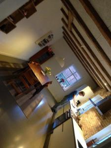 - Vistas a una cocina con nevera en Stor villa med privat have, en Bredebro