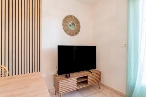 TV a/nebo společenská místnost v ubytování Charmante maisonnette à Sorgues