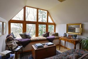 ein Wohnzimmer mit 2 Sofas und einem Fenster in der Unterkunft Brae House in Aberfeldy