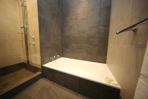 Mahogany Inn and Distillery的一间浴室
