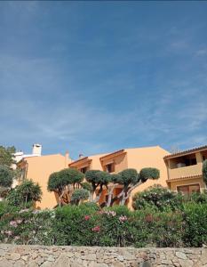 un edificio con árboles y arbustos delante de él en Casa Elvira, en Porto Pollo 12 fotos más