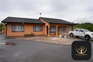 een huis met een witte truck er voor geparkeerd bij 25 Jacaranda Lodge & Backpackers in Pinetown