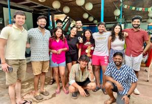 阿姆波尔Happy Panda Hostel Arambol Goa的一群人摆姿势拍照