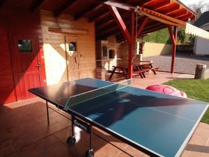 a ping pong table in the middle of a patio at Chalupa Trosenka in Troskovice