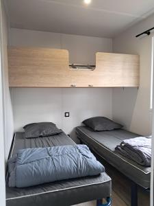 Postel nebo postele na pokoji v ubytování camping les oyats + 37 fotografií
