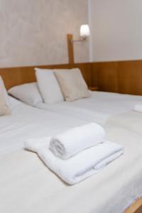 Tempat tidur dalam kamar di Hotel Apollon