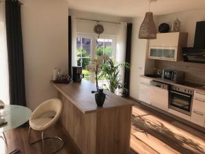 バート・リーベンシュタインにあるApartment Henrietteの木製の島(テーブル、椅子付)のあるキッチン