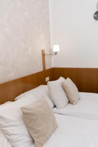Tempat tidur dalam kamar di Hotel Apollon