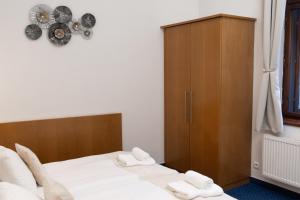 Tempat tidur dalam kamar di Hotel Apollon