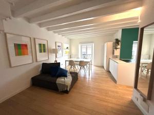 サロにあるCity Soulのソファとテーブルのあるリビングルーム +27枚の写真