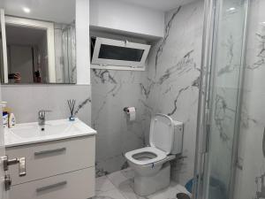 Ένα μπάνιο στο Heart of Los Cristianos Modern Apartment Close to the Sea in Tenerife