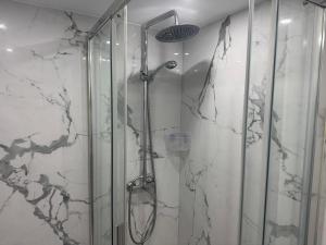 Ένα μπάνιο στο Heart of Los Cristianos Modern Apartment Close to the Sea in Tenerife