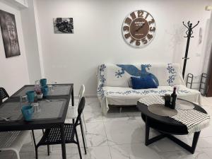 Χώρος καθιστικού στο Heart of Los Cristianos Modern Apartment Close to the Sea in Tenerife