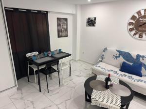 Χώρος καθιστικού στο Heart of Los Cristianos Modern Apartment Close to the Sea in Tenerife +24 φωτογραφίες