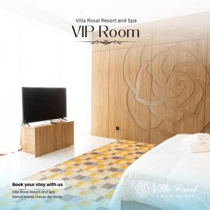 Habitación de hotel con TV y cama en Villa Rosal Beach Resort, en Limao
