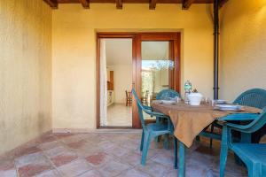 een tafel en stoelen met een tafel en een eetkamer bij Villetta Lu Lioni in San Teodoro