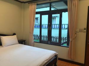 Ein Bett oder Betten in einem Zimmer der Unterkunft บ้านต้นรักษ์ BanTonRuk Takuapa