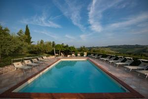a swimming pool with chaise lounge chairs and a pool at Tenuta Meraviglia - Esclusiva con grande giardino, piscina e vista ideale per gruppi e matrimoni in Grottazzolina