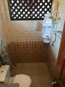 Ein Badezimmer in der Unterkunft บ้านต้นรักษ์ BanTonRuk Takuapa