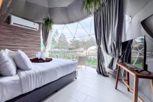 Televiisor ja/või meelelahutuskeskus majutusasutuses Sunny Side Resort Koh Tao