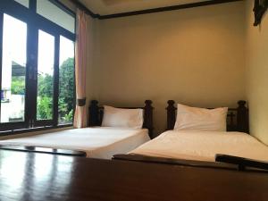 Ein Bett oder Betten in einem Zimmer der Unterkunft บ้านต้นรักษ์ BanTonRuk Takuapa