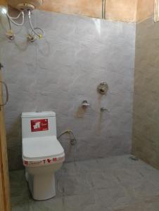 Bilik mandi di Skytouch cottage jalori pass view