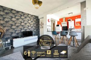 salon z kuchnią z pomarańczowymi ścianami w obiekcie F3 Centre- Ville Lafayette avec garage w mieście Clermont-Ferrand