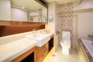 Koupelna v ubytování Hotel Metropole + 35 fotografií