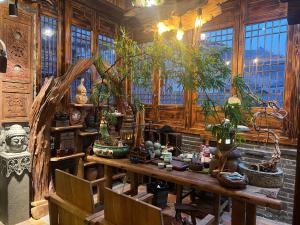En restaurant eller et andet spisested på Longji Friendship Tree Hotel-Antique collection