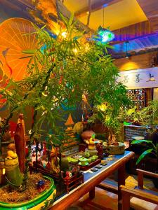 En restaurant eller et andet spisested på Longji Friendship Tree Hotel-Antique collection