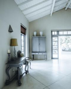 Μια τηλεόραση ή/και κέντρο ψυχαγωγίας στο Koggala Lake Villas 1 & 2