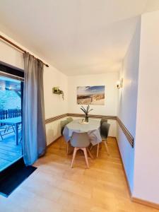 a small dining room with a table and chairs at Ferienhaus Usedom - Haus Andrea - 300Meter zur Ostsee in Ostseebad Koserow