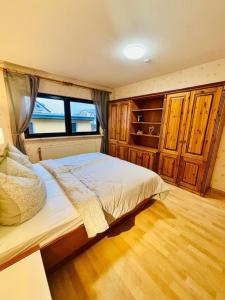 a bedroom with a large bed with a window at Ferienhaus Usedom - Haus Andrea - 300Meter zur Ostsee in Ostseebad Koserow +17 photos