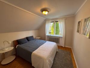a bedroom with a bed and a window at Hus Hornsö in Blomstermåla