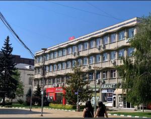 zwei Frauen sitzen vor einem Gebäude in der Unterkunft Bedaleyl in Piteşti