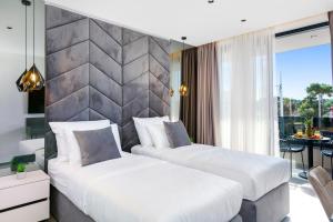 梅杜林Fly Room - S3 - MPolo的有两张床和一个阳台的酒店房间 更多9张照片