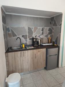 Kuchyň nebo kuchyňský kout v ubytování Galini Apartments