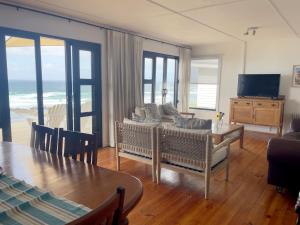 TV a/nebo společenská místnost v ubytování Rus & Roes Beach Home