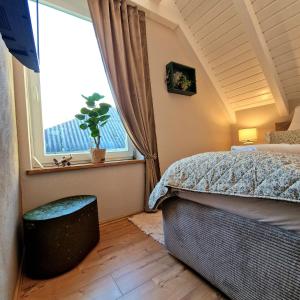 a bedroom with a bed and a large window at Select-Home 6 - Ferienhaus, Altstadt & Stadtpark in Neunburg vorm Wald