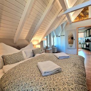 a bedroom with a large bed with two towels on it at Select-Home 6 - Ferienhaus, Altstadt & Stadtpark in Neunburg vorm Wald +15 photos