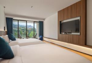 Postel nebo postele na pokoji v ubytování Zhangjiajie Happy Hotel