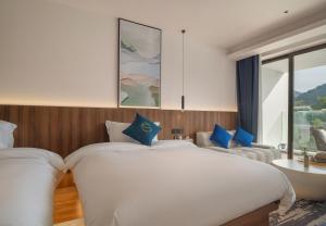 Postel nebo postele na pokoji v ubytování Zhangjiajie Happy Hotel