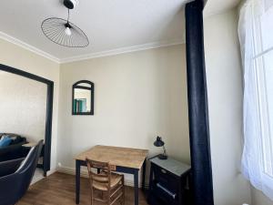 un comedor con una mesa y un poste negro en Grande Maison-5 min de Chambord-3 chambres-Loire à vélo 100 m- 10 min de Blois, en Saint-Claude-de-Diray 7 fotos más