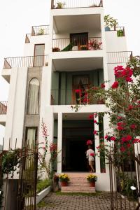 una mujer parada en la puerta de un edificio blanco en Lecolau Villa, en Phu Quoc