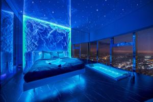 Posteľ alebo postele v izbe v ubytovaní Apartamenty Sky Tower z Jakuzzi Przy Oknie