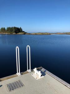 ein Boot, das mitten im Wasser sitzt in der Unterkunft Smøla Sleeping Experience Re-Treats in Steinsøynes + 6 Fotos
